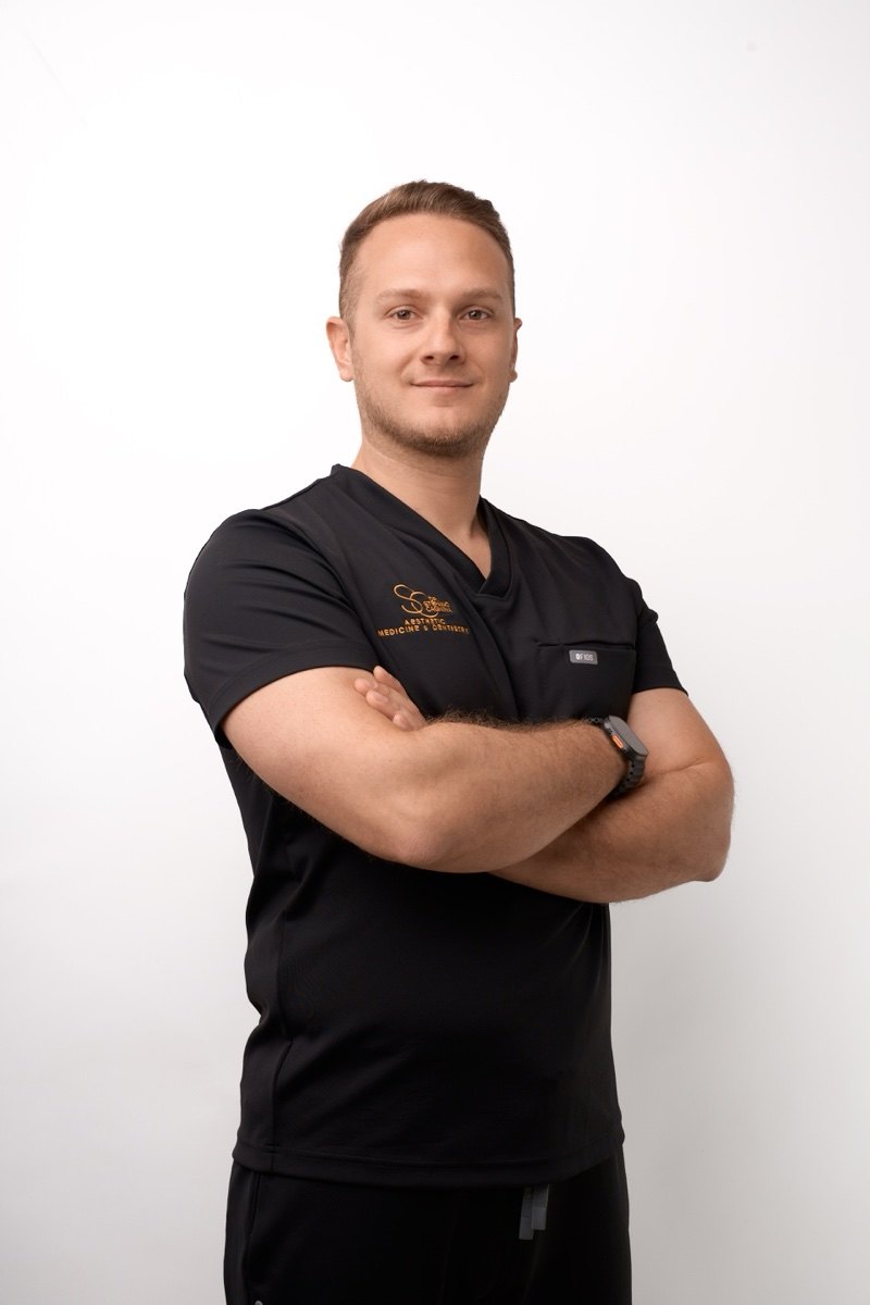 Dr. Stefano Cagnina, dentista a Milano e Monza che si occupa di faccette dentali, smile design e medicina estetica del viso